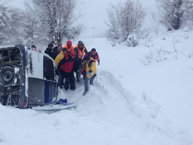 Tunceli-elazığ Yolunda Minibüs Devrildi:10 Yaralı