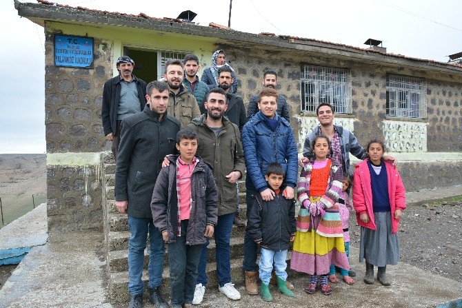 Üniversiteli Gençler Köy Okulunu Boyadı