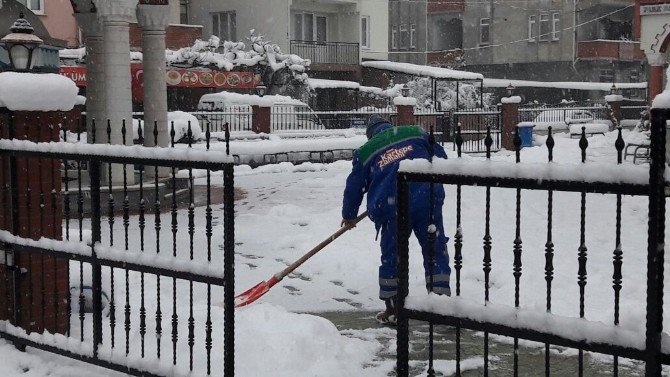 Kartepe’de Kar Küreme Çalışmalarında Durmak Yok