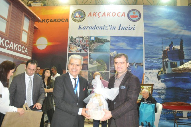 Turizm Yazarları Ve Tur Acentelerinden Akçakoca Standına Büyük İlgi