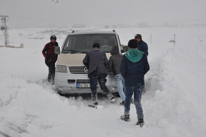 Tatvan’da Yolda Mahsur Kalan 21 Kişi Kurtarıldı