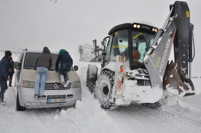 Tatvan’da Yolda Mahsur Kalan 21 Kişi Kurtarıldı