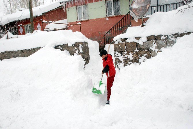 Bitlis’te Kar 312 Köy Yolunu Ulaşıma Kapattı