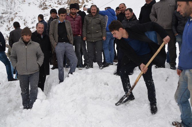 Karayoluna Düşen Çığı Elle Temizlediler