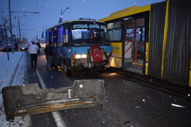 Buzlu Yolda Kayan Minibüs Halk Otobüsüne Çarptı