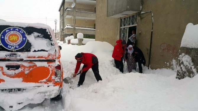 Yoğun Karda Evinde Mahsur Kalan Hastaları Afad Kurtardı