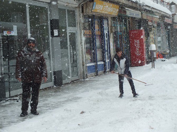 Malazgirt’te Kar Köy Yollarını Ulaşıma Kapattı