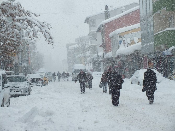 Malazgirt’te Kar Köy Yollarını Ulaşıma Kapattı