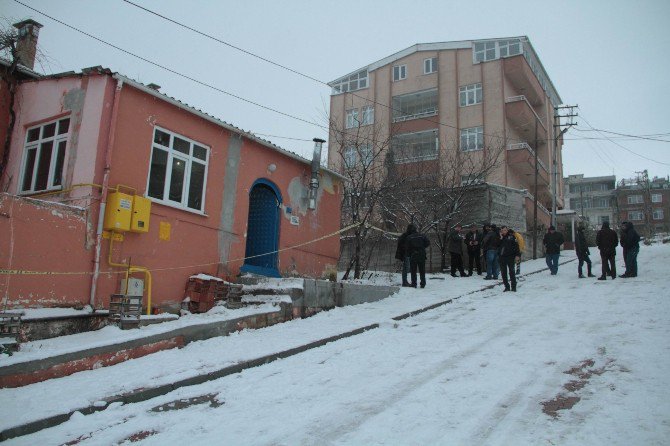 Yangını Söndürmeye Çalışırken Zehirlenerek Öldü