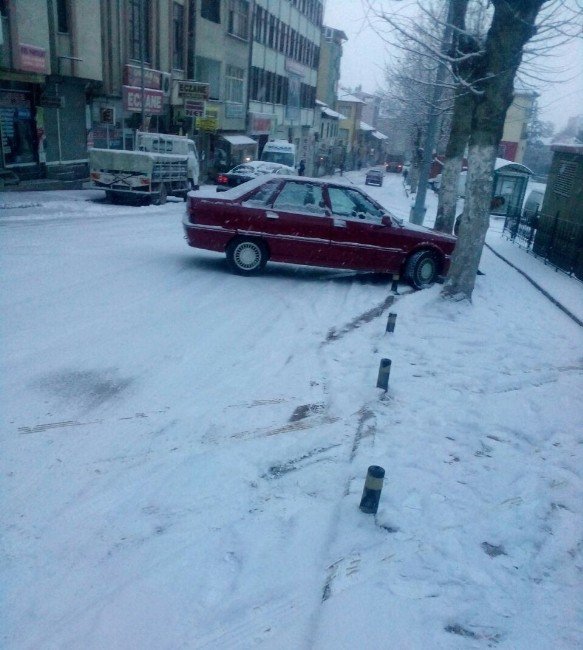 Karlı Yolda Kayan Araçlar Güvenlik Kamerasına Yansıdı