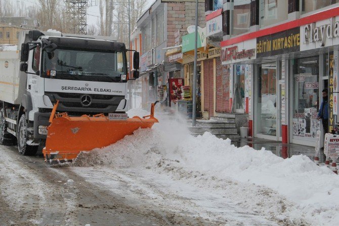 Başkale’de Kar Hayatı Felç Etti