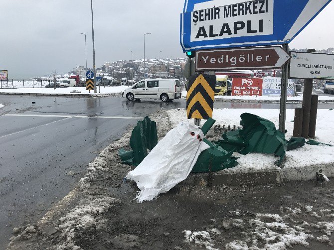 Tır Sürücüsü Trafik Levhalarına Çarptı