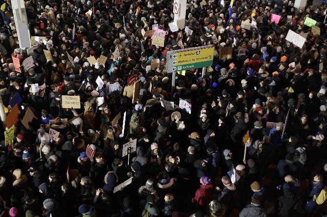 Binlerce Kişi Havalimanlarında Trump’ı Protesto Etti