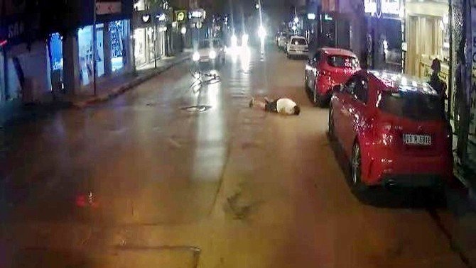 Yoğun Trafikte Akrobatik Hareketler Sergileyen Bisikletli Düşüp Yaralandı