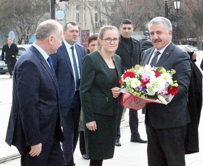 Bakan Arslan: "Dünyanın En Büyük Köprüsünü Yapmış Olacağız"