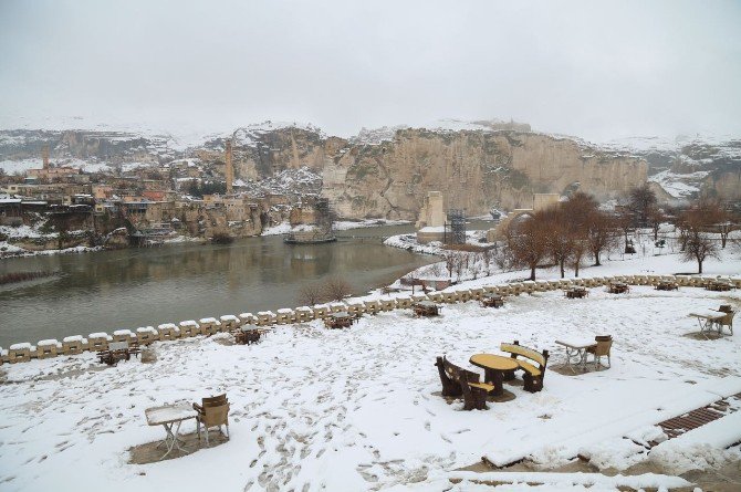 Kar, Tarihi Hasankeyf’i Beyaza Bürüdü