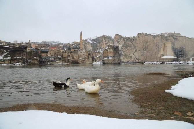 Kar, Tarihi Hasankeyf’i Beyaza Bürüdü