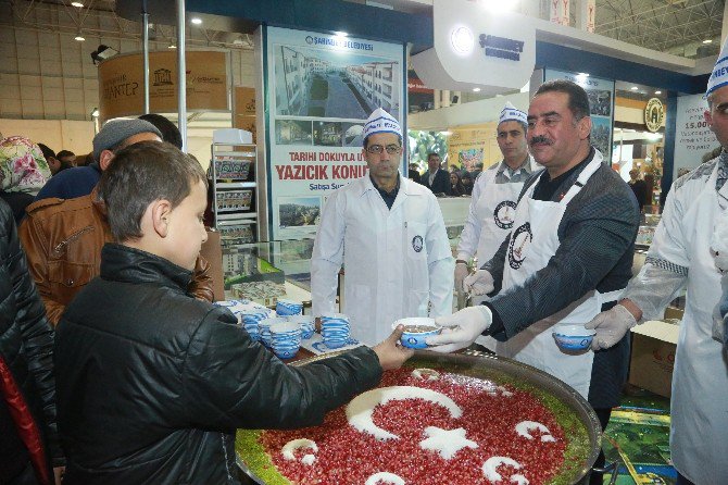 Fuardaki Belediye Standında Çiçek Ve Aşure Dağıtıldı