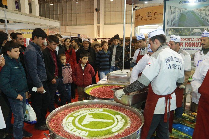 Fuardaki Belediye Standında Çiçek Ve Aşure Dağıtıldı