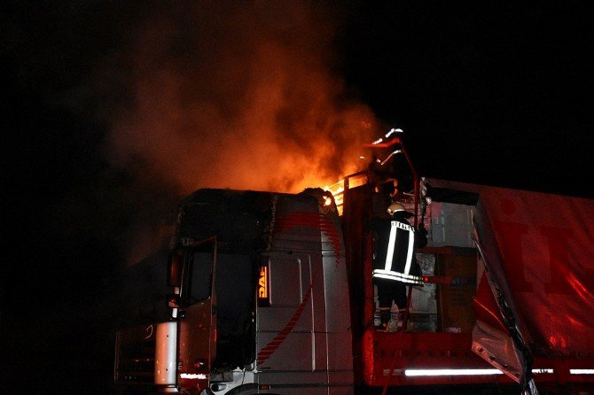 Kastamonu’da Beyaz Eşya Yüklü Tır Yandı