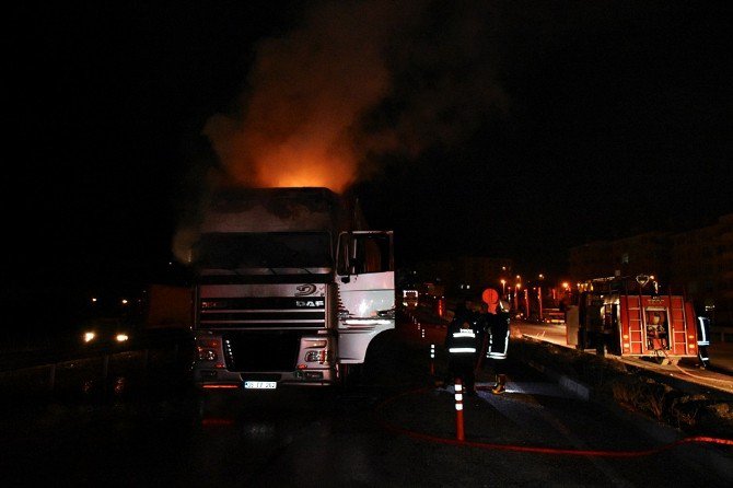 Kastamonu’da Beyaz Eşya Yüklü Tır Yandı