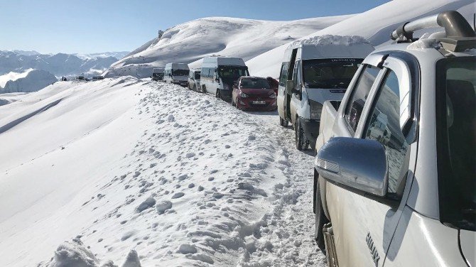 Hakkari’de Kayak Merkezi Yoluna Çığ Düştü