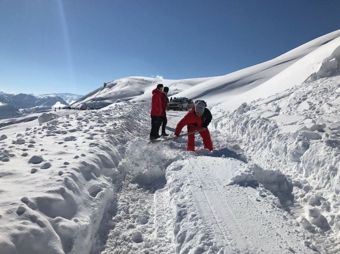 Hakkari’de Kayak Merkezi Yoluna Çığ Düştü