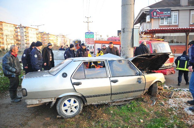 Bursa’da Direğe Çarpan Otomobilde Can Pazarı