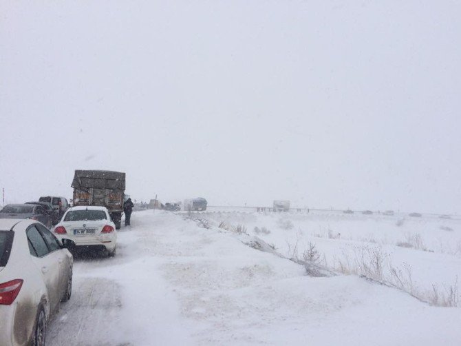 Kop Dağı’nda Buzlanma Ulaşımda Aksaklıklara Yol Açıyor