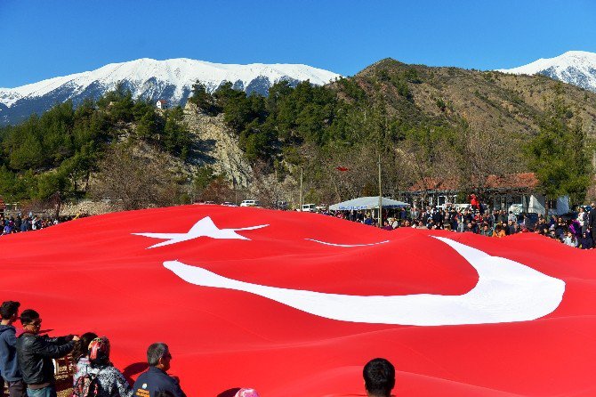 Doğa Yürüyüşünde Bin Metrekare ‘Türk Bayrağı’ Açtılar