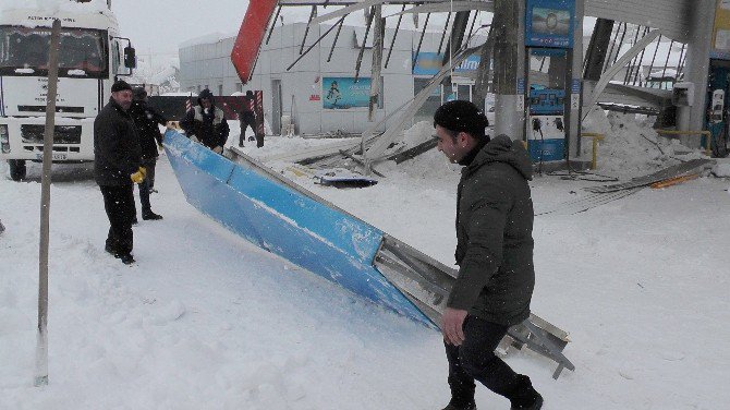 Muş’ta Akaryakıt İstasyonunun Çatısı Çöktü