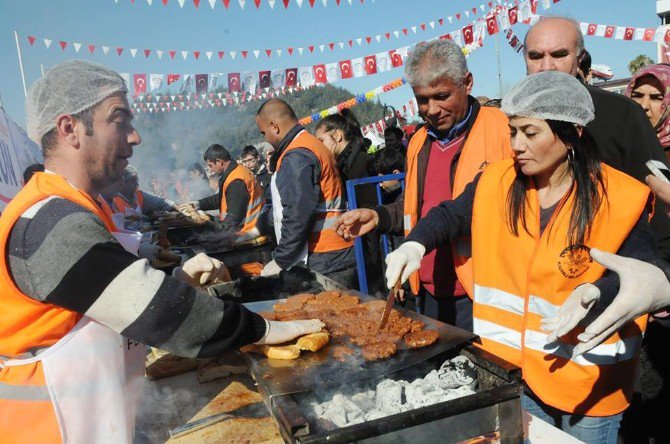 Osmaniye’de Sucuk-ekmek Festivalinde 2 Ton Sucuk Dağıtıldı