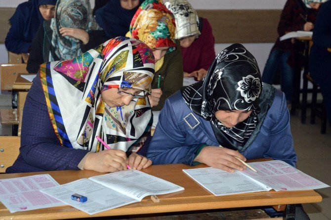 Gaziantep’te Umre Ödüllü Siyer Sınavına 8 Bin Kişi Katıldı