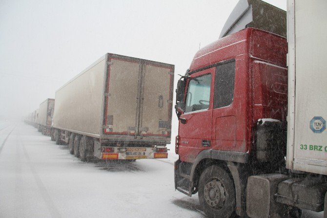 Yollar Kapanınca Tır Sürücüleri Muradiye’ye Sığındı