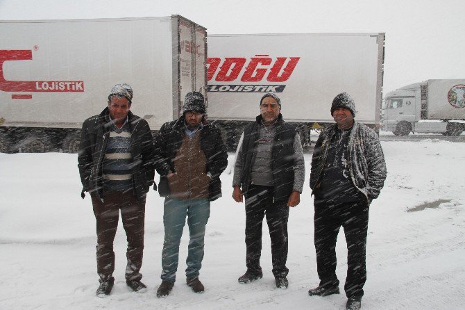 Yollar Kapanınca Tır Sürücüleri Muradiye’ye Sığındı