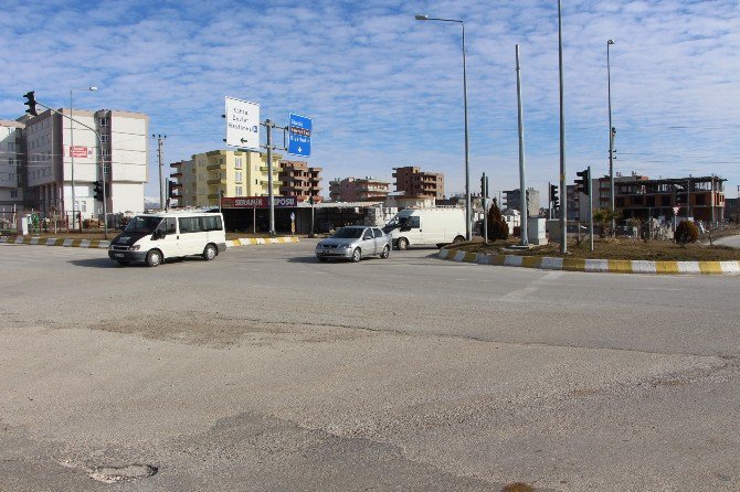 Çalışmayan Trafik Işıkları Sürücülere Zor Anlar Yaşatıyor