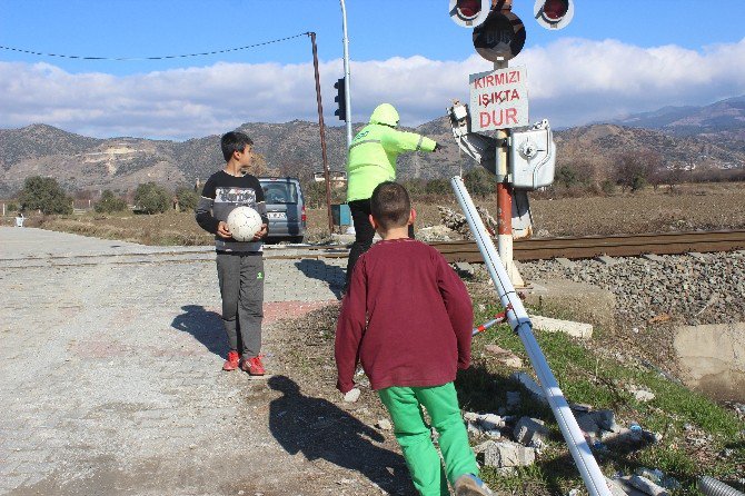 Bariyerler Fırtına Ve Kamyonlara Dayanamıyor