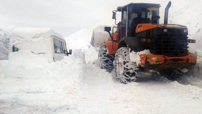 Ekipler Köy Yollarını Ulaşıma Açmak İçin Aralıksız Çalışıyor