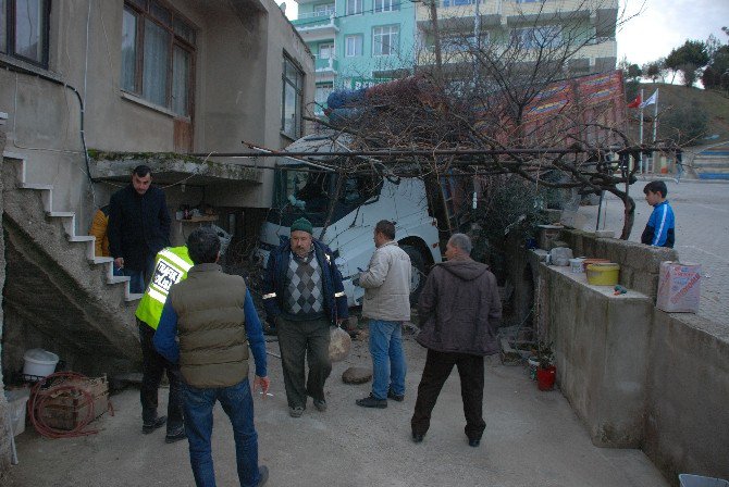 Freni Boşalan Kamyon Eve Girdi, Birkaç Saniyeyle Ölümden Kurtuldu