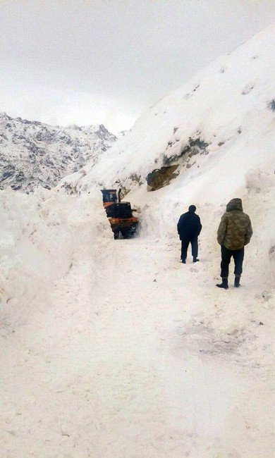 Ekipler Köy Yollarını Ulaşıma Açmak İçin Aralıksız Çalışıyor