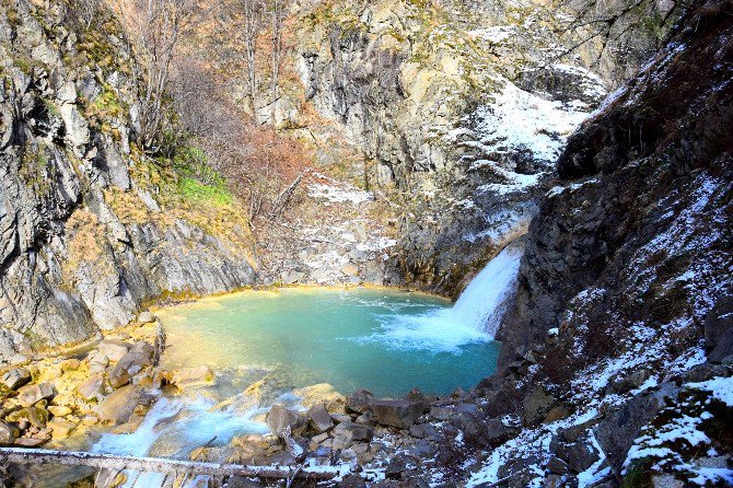 Doğal Soda’dan Oluşan ‘Mavi Göl’ Görenleri Kendine Hayran Bırakıyor.