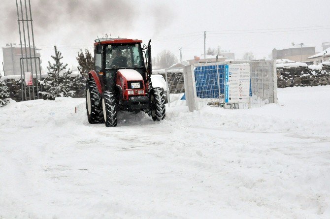 Kars’ta Kar Temizliğine Traktörlü Çözüm