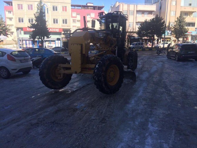 Buz Pistine Dönen Yollar İle Kaldırımlar Tuzlanıyor