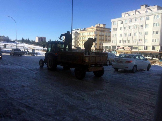 Buz Pistine Dönen Yollar İle Kaldırımlar Tuzlanıyor