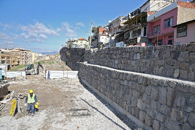 İhale İptal Edildi, Çöken Duvarı Belediye Ekipleri Ördü