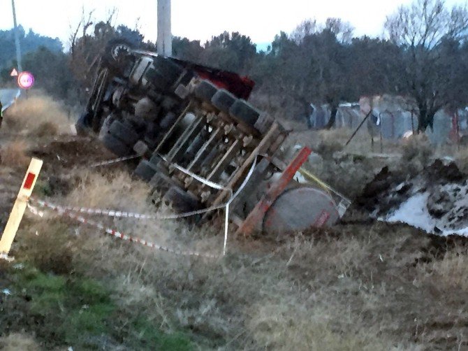 Manisa’da Asit Yüklü Tanker Devrildi