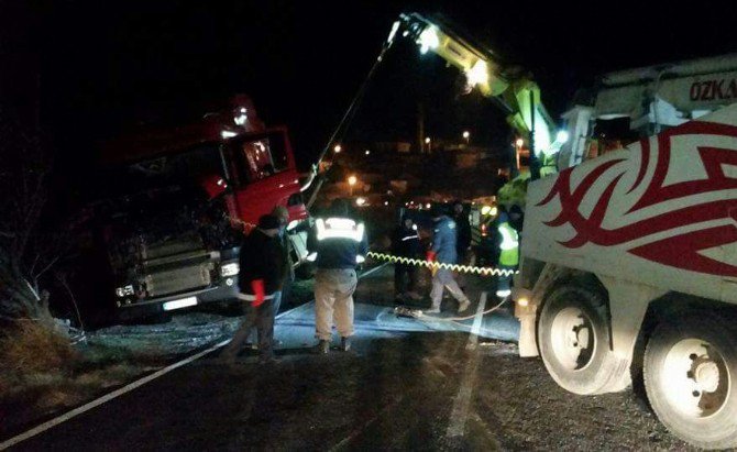 Manisa’da Asit Yüklü Tanker Devrildi