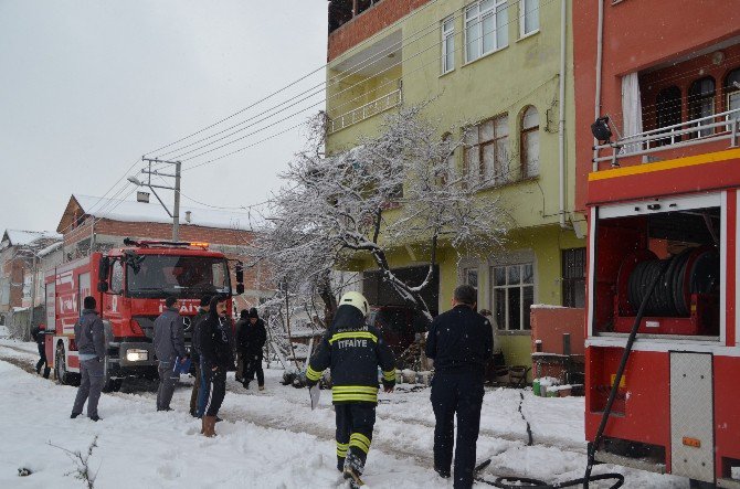 Odunluğa Dökülen Soba Külü Yangın Çıkardı