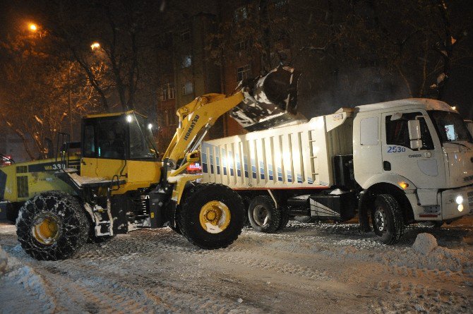 Tatvan Belediyesinden Kar Temizleme Çalışması