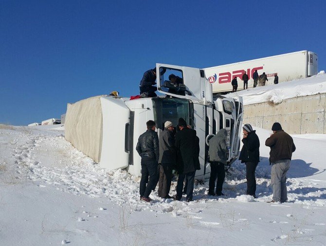 Adilcevaz’da Tır Devrildi: 1 Ölü